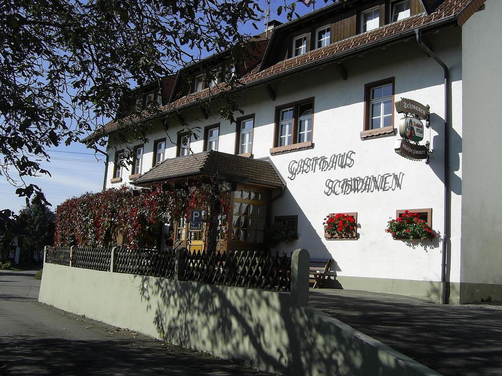 Gasthaus Zum Schwanen อูลิงเกน-เบียร์เคนดอร์ฟ ภายนอก รูปภาพ
